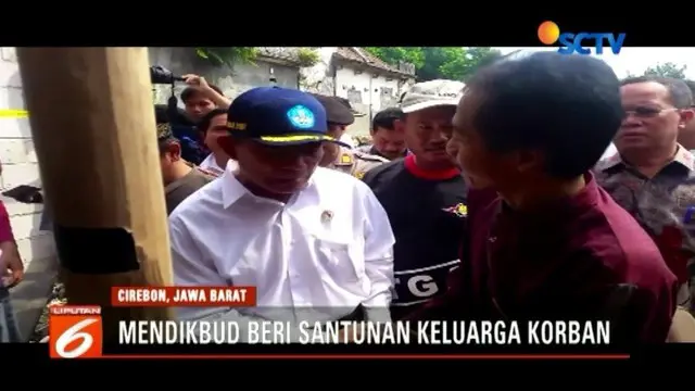 Jadi utusan Presiden, Mendikbud Muhadjir Effendy berikan santunan kepada keluarga korban tembok sarang walet yang ambruk di Cirebon, Jawa Barat.