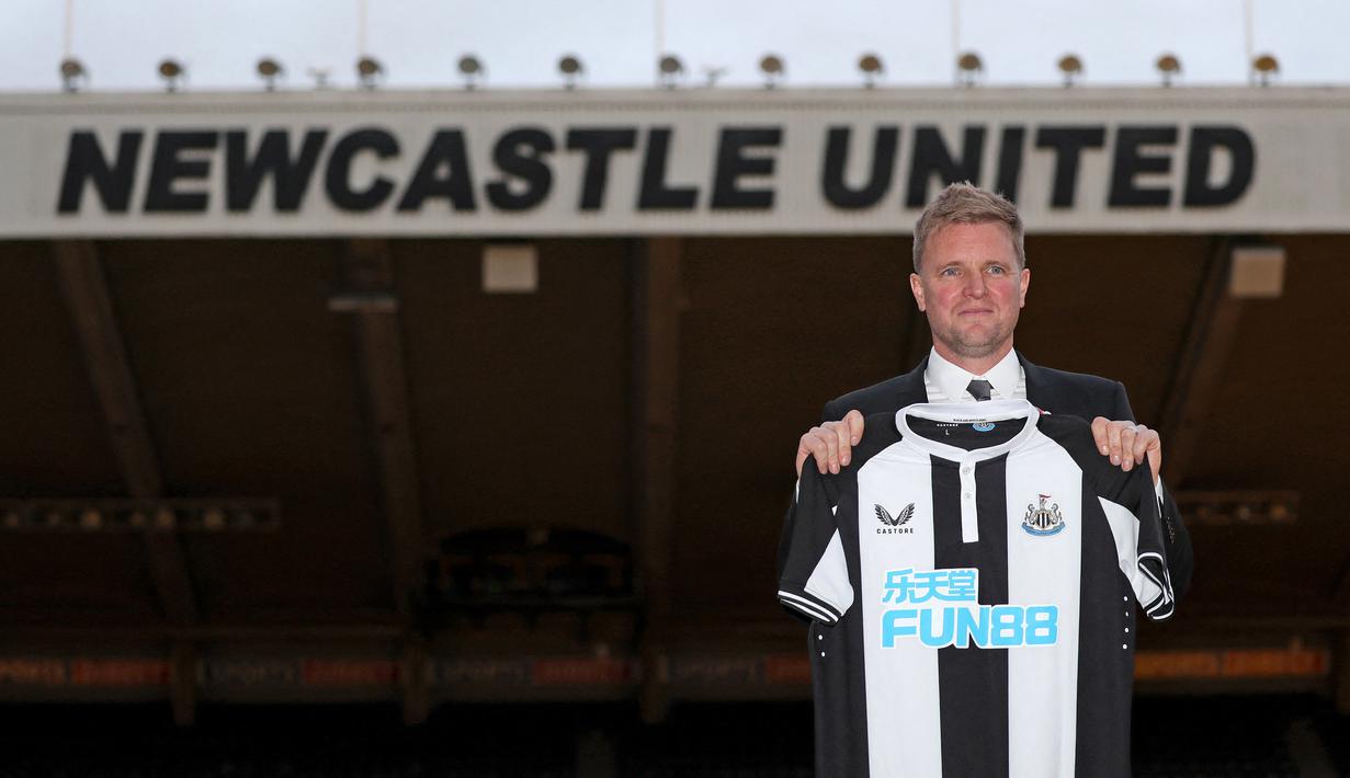 Nasib yang berbeda dialami oleh pelatih baru New Castle United, Eddie Howe. Ia harus absen di laga perdananya usai terkonfirmasi  positif Covid-19. The Magpies harus puas dengan skor imbang 3-3 saat menjamu Brentfort di Stadion St James' Park. (AFP/Scott Hepphell)