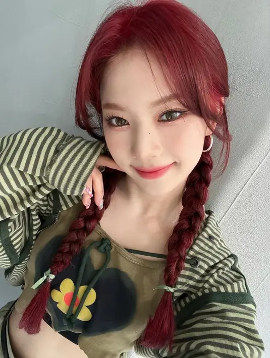 Jika memiliki rambut panjang dan tidak ingin digerai, cobalah ikuti gaya braid pigtails ala Isa StayC ini. Kamu bisa menampilkan tulang pipimu dengan curtain bang. [@stayc_highup]