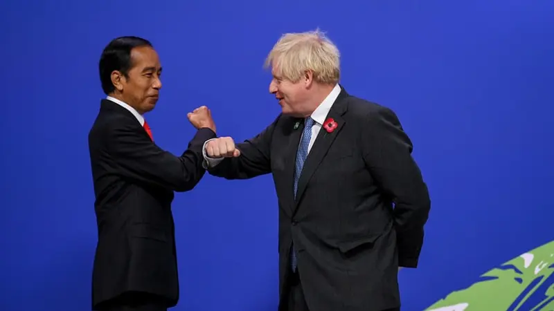 Perdana Menteri Inggris Boris Johnson menyambut Joko Widodo, Presiden Indonesia, saat tiba di KTT Pemimpin Dunia COP26 Konferensi Perubahan Iklim Perserikatan Bangsa-Bangsa ke-26 di Glasgow. (Foto: Karwai Tang/Pemerintah Inggris)