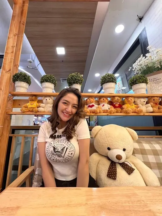 Ada juga yang menyebut wajah Siti Badriah seperti sekarang ini karena menjalani diet demi memiliki tubuh ideal usai melahirkan [instagram/sitibadriahh]