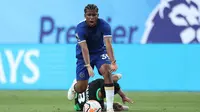 Gelandang Timnas U-23 Brasil yang baru berusia 19 tahun milik Chelsea, Andrey Santos harus rela dipinjamkan ke Strasbourg hingga akhir musim 2023/2204. Kekurangan menit bermain menjadi pemicu sang pemain hijrah meninggalkan Stamford Bridge. Total ia baru mengemas dua penampilan di semua kompesisi bersama klub asuhan Maurichio Pochettino. (AFP/Getty Images/Tim Nwachukwu