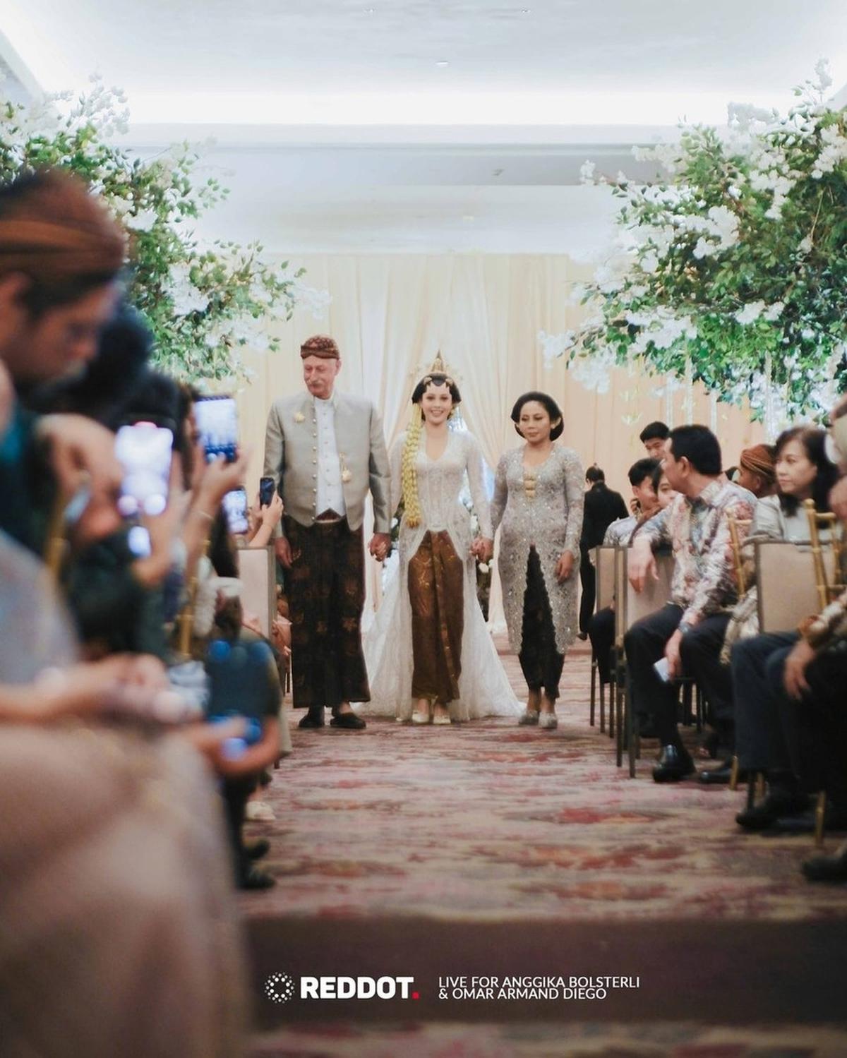 8 Potret Akad Nikah Anggika Bolsterli dan Omar Armandiego, Mas Kawin Uang Swiss - Pengantin Cantik Manglingi