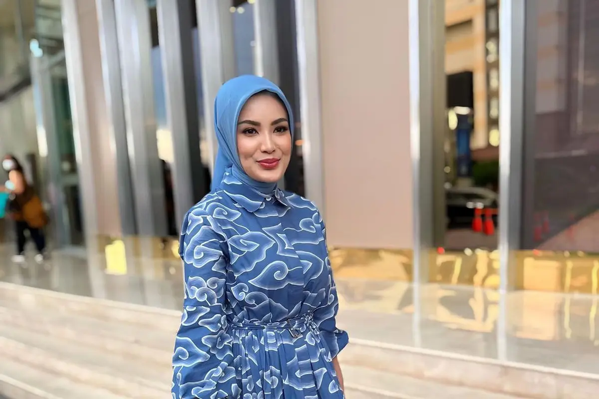 6 Gaya Hijab Nindy Ayunda Selepas Umrah, Banjir Pujian hingga Disebut Makin Elegan
