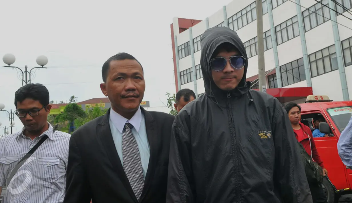 AW yang mengaku korban pelecehan seksual yang dilakukan Saipul Jamil, meninggalkan RS Polri, Kramat Jati, Jakarta, Senin (29/2). Selain diperiksa tubuhnya, mantan asisten pribadi Saipul Jamil itu juga diperiksa mentalnya. (Liputan6.com/Faisal R Syam)