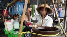 Warung es dawet Pak Slamet ini telah berdiri sejak 1982 dan beralamat di Jalan Sonosewu, Kasihan, Bantul, Yogyakarta, tepatnya di depan cuci mobil. 
(Liputan6.com/Brilio.net/Syamhu Dhuha)