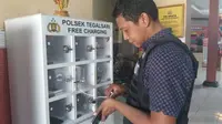 Seringkali warga yang berkunjung ke Polsek Tegalsari bingung saat baterai ponsel mereka sekarat. (Liputan6.com/Dhimas Prasaja)