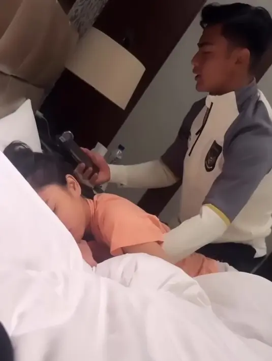 "Sayang nggak bisa sayang aku telat nanti, ya. Aku ada kerjaan nanti telat. Nanti kan kamu nyusul, bisa bareng lagi," kata Arhan lembut.  [Youtube/@selebstories]