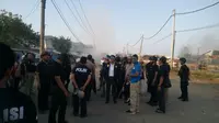 Kombes Krishna meredam kericuhan warga Kampung Dadap, Tangerang. (Liputan6.com/Pramita Tristiawati)