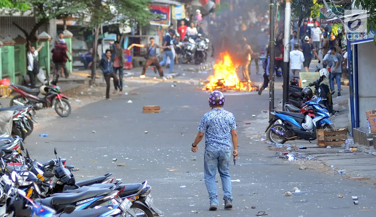 Petugas kepolisian saat bentrok dengan massa aksi di kawasan Slipi, Jakarta, Rabu (22/5/2019). Jalan tol dalam kota sempat ditutup sekitar setengah jam, dan massa dihalau petugas ke arah kemanggisan. (merdeka.com/Arie Basuki)
