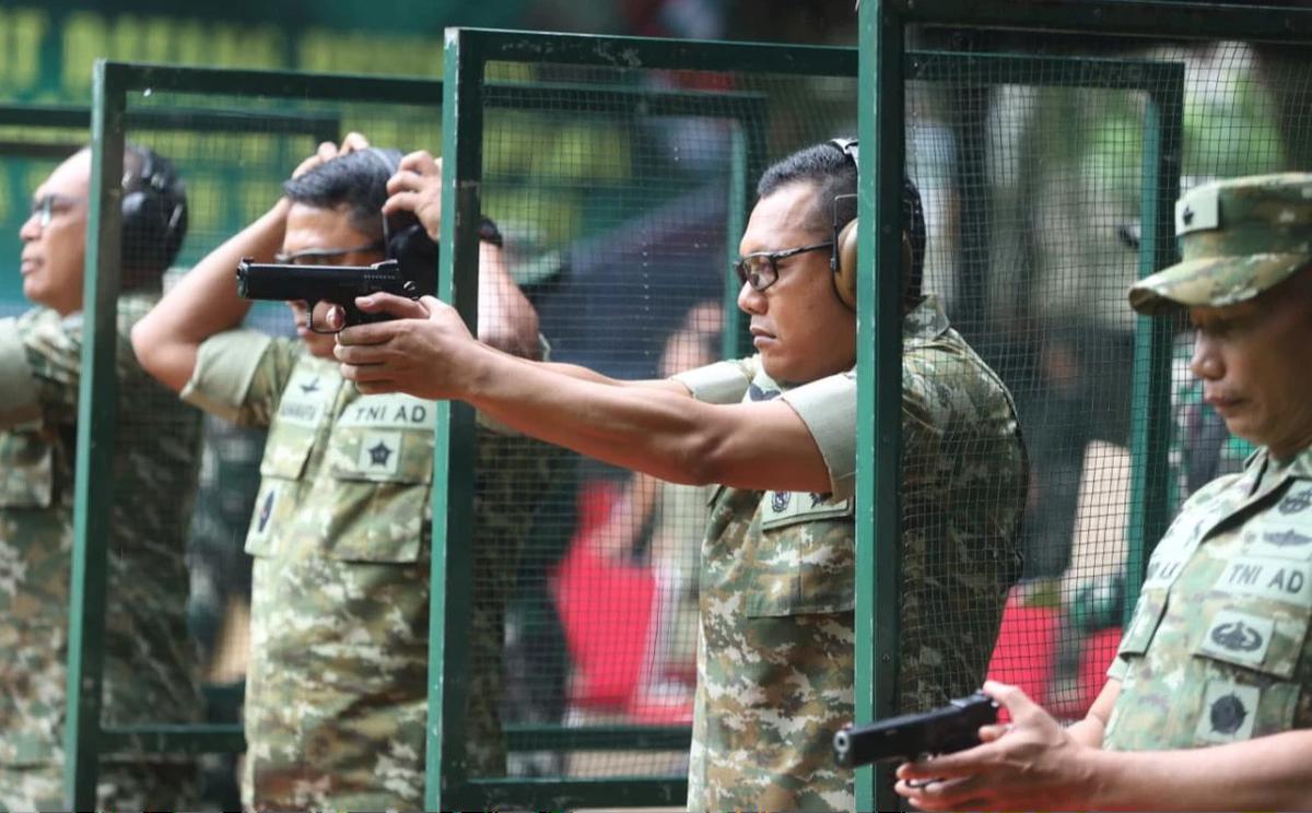 Perwira Tinggi dan Komandan Batalyon TNI Angkatan Darat mengikuti uji kemampuan jasmani di Markas Kopassus Cijantung Jakarta Timur