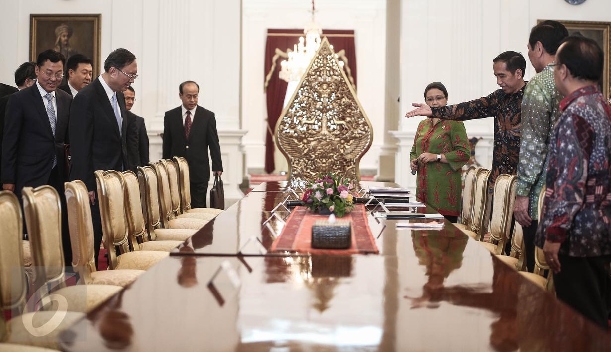 Presiden Jokowi mempersilahkan duduk anggota Dewan Negara China Yang Jiechi bersama rombongan saat kujungan ke Istana Merdeka, Jakarta, Senin (9/5). Pertemuan tertutup itu membahas persoalan perekonomian. (Liputan6.com/Faizal Fanani)