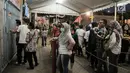 Pengunjung mengantre di loket pembelian tiket masuk Jakarta Fair Kemayoran 2017 di JIExpo, Kemayoran, Jakarta Pusat, Senin (19/6). Acara tahunan dalam rangka merayakan HUT Kota Jakarta tersebut dimeriahkan musisi Tanah Air. (Liputan6.com/Yoppy Renato)