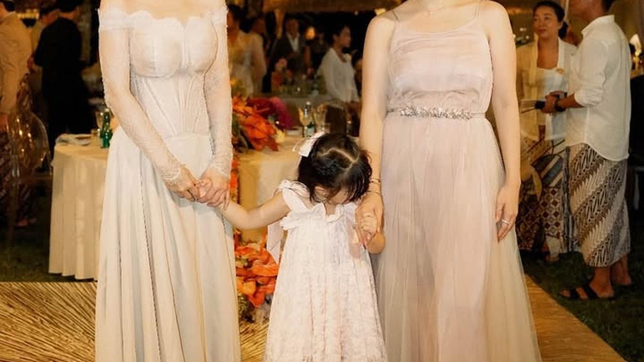 Dikabarkan Dekat dengan Ari Lasso, 7 Potret Dearly Djoshua di Pernikahan Luna Maya - Foto Bareng Seleb Lain dan Tampak Akrab