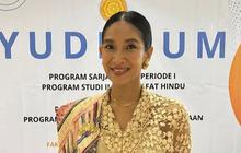 7 Potret Cantik Happy Salma Jalani Sidang Yudisium Kelulusan S1 Filsafat Hindu, Tampil Anggun Berkebaya di Usia 45 Tahun