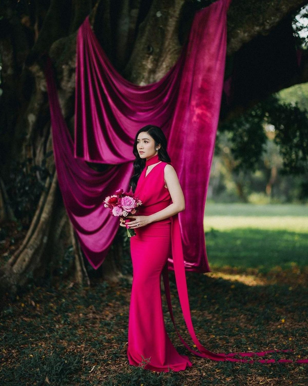 Foto dengan nuansa pink ini mengingatkan warganet pada warna baju seragam ibu Bhayangkari yang juga berwarna serupa.<br><br>
