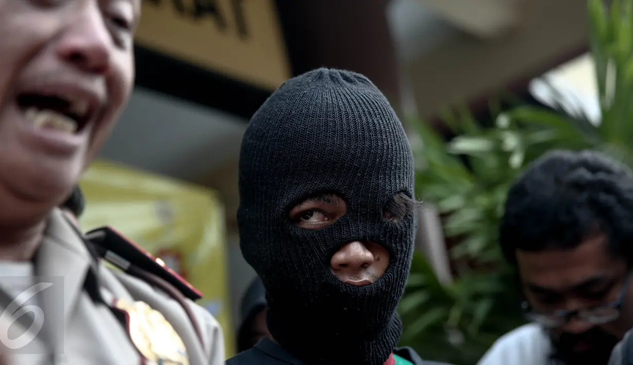 Tersangka Syaifulloh alias Ipul (22) saat rilis  di Polsek Tanjung Priok, Jakarta, Selasa (7/6/2016).Pencabulan dilakukan di kolong tol pelita Jalan Pelita Raya, Tanjung Priok, Jakarta Utara. (Liputan6.com/Faizal Fanani)
