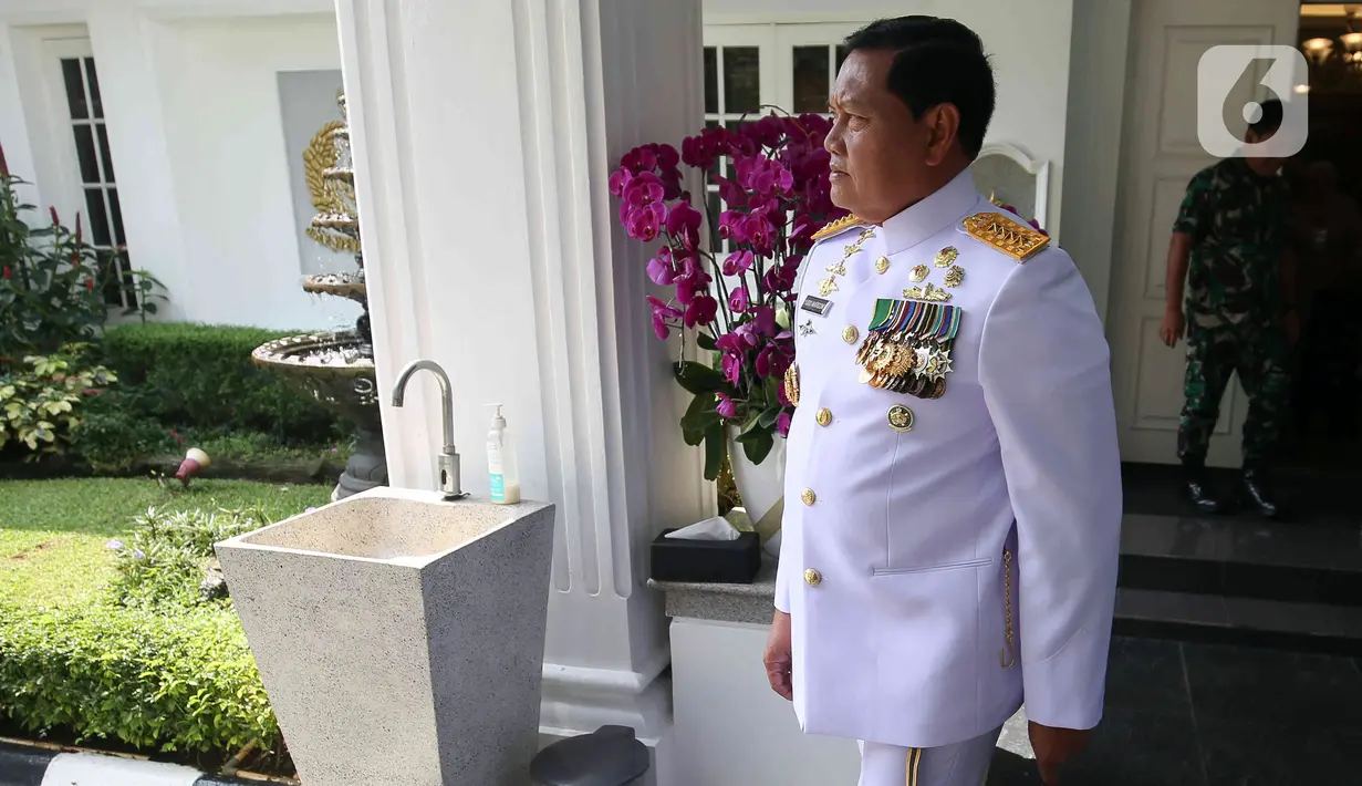 Kepala Staf Angkatan Laut (KSAL) Laksamana TNI Yudo Margono saat berada di rumah dinas, Jakarta, Senin (19/12/2022). KSAL Laksamana TNI Yudo Margono berangkat menuju ke Istana Presiden untuk melaksanakan pelantikan sebagai Panglima TNI. (Liputan6.com/Herman Zakharia)