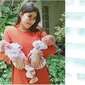 Syahnaz Sadiqah dan Shandy Aulia menggendong bayi pertamanya (Sumber: Instagram/syahnazs/shandyaulia)