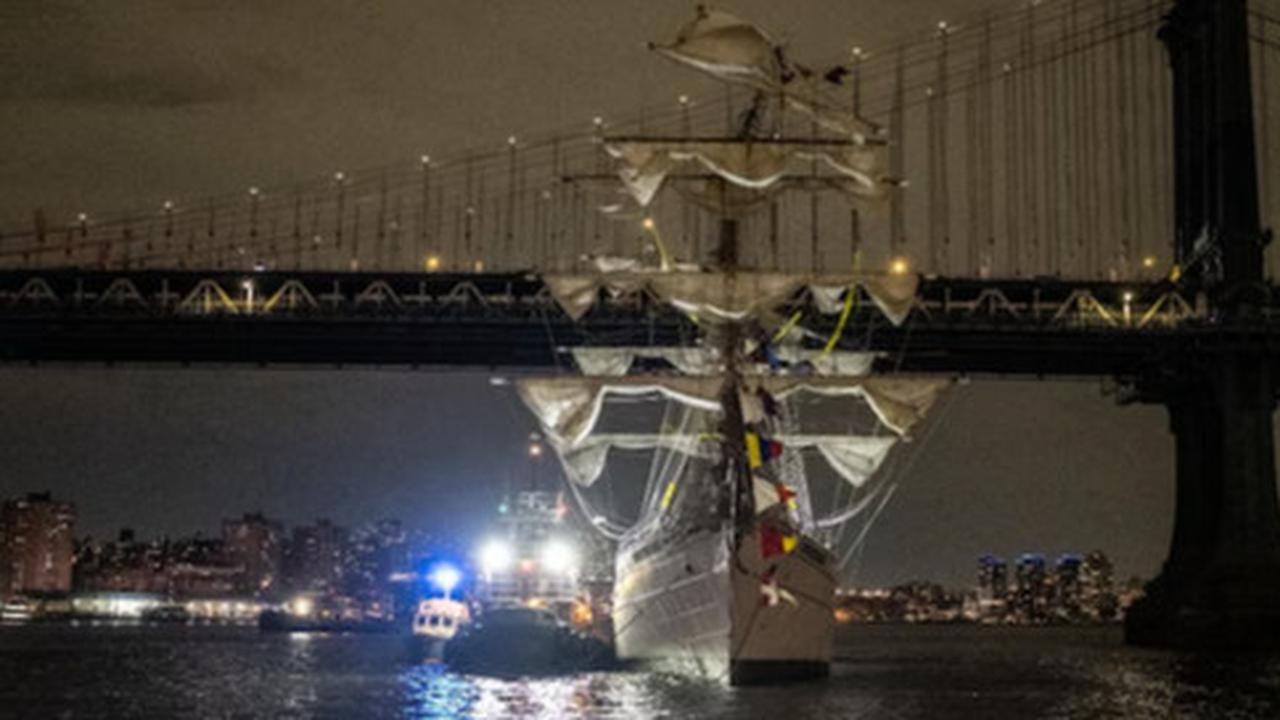 Detik-Detik Kapal Angkatan Laut Meksiko Tabrak Jembatan Brooklyndi New York, Dua Orang Tewas dan 17 Luka