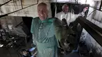  Patung Paus Francis yang telah selesai dibuat oleh Pematung Pedro Francisco Rodriguez di Ciudad Juarez , Meksiko , (20/4). Patung Paus Francis ini berukuran 5 meter. (REUTERS / Jose Luis Gonzalez)