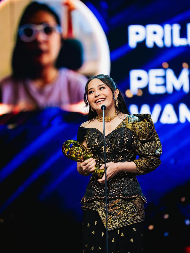 Sabet 4 Piala, Ini 7 Momen Prilly Latuconsina di IMA Awards 2023 yang Memukau