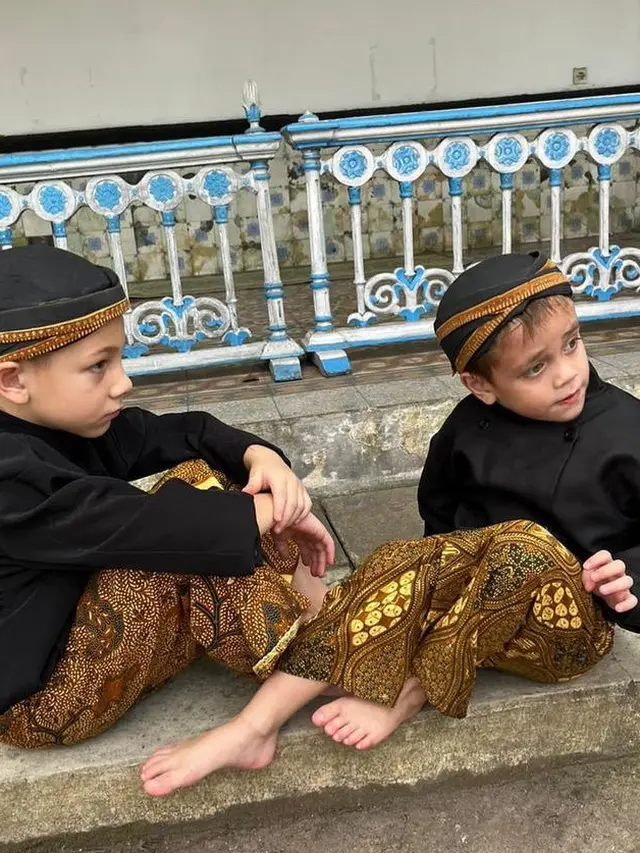 Dua Anak Celine Evangelista Kenakan Beskap Jawa.