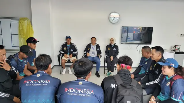 Ketua Umum PBVSI, Bapak Imam Sudjarwo hadir di arena pertandingan di Ningbo Banbiashan Beach Volley Ball Center.