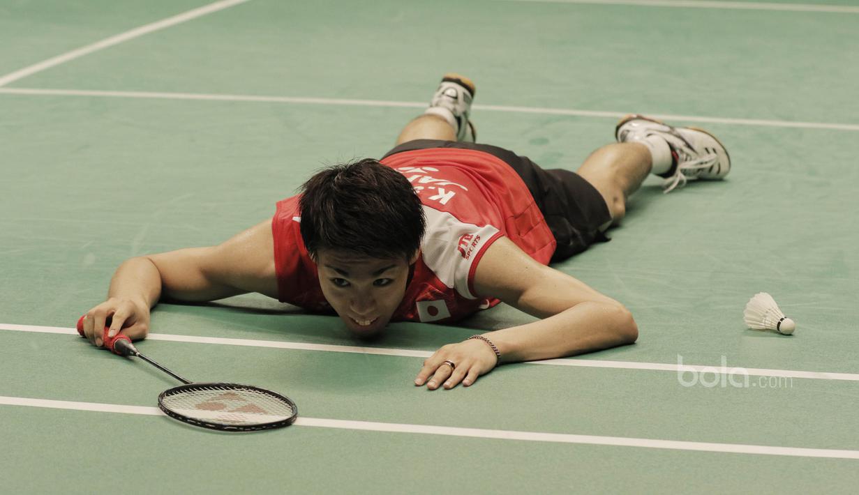 Tunggal putra Jepang, Sakai Kazumasa, mengalahkan tunggal putra India, Prannoy H.S, pada laga semifinal Indonesia Open 2017 di JCC, Sabtu, (17/6/2017). Sakai menang 17-21 28-26 21-18. (Bola.com/M Iqbal Ichsan)