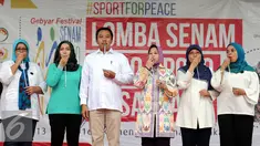 Menpora Imam Nahrawi (ketiga kiri) bersiap meniup peluit tanda dimulainya Lomba Senam Poco-Poco Nusantara di Jakarta, Jumat (12/2/2016). Lomba ini memperebutkan piala Ibu Negara RI dan piala Menpora. (Liputan6.com/Helmi Fithriansyah)