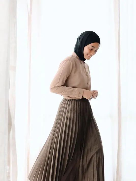 "Juga, tempat paling lama kita tinggali loh dari semua area di rumah. Di kamar kita bisa 8-10 jam buat istirahat. Jadi jangan lupa ‘dandanin’ dan rawat kamar untuk kualitas istirahat yang terbaikkkk," jelasnya. (Instagram/ayudiac)