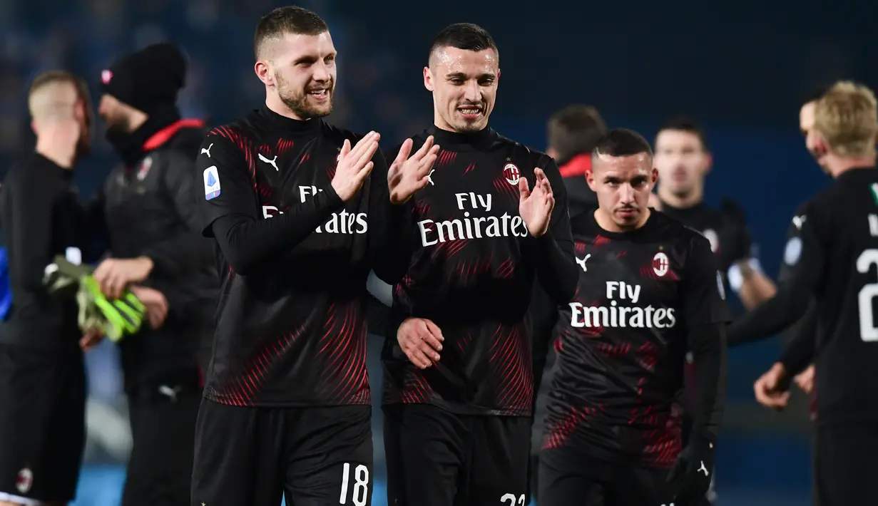 Pemain AC Milan, Ante Rebic, Mattia Caldara dan Ismael Bennacer merayakan kemenangan atas Brescia pada akhir pertandingan lanjutan kompetisi Liga Italia Serie A di Stadion Mario Rigamonti, Jumat (24/1/2020). AC Milan menang 1-0 lewat gol tunggal Ante Rebic. (MIGUEL MEDINA / AFP)