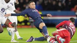PSG baru bisa menggandakan skor di menit ke-44 berkat gol sang bintang, Kylian Mbappe. Mendapat umpan dari Bradley Barcola, Mbappe sempat meliuk-liuk sebelum melepas tembakan yang berbuah gol. (AP Photo/Michel Euler)