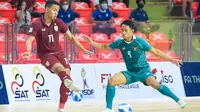 Gelandang Timnas Futsal Indonesia, Iqbal Iskandar,  berusaha mengawal penyerang Thailand, Muhammad Osamanmusa, pada laga final Piala AFF 2022.(dok. AFF/FAT)