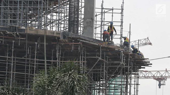 Sejumlah pekerja menyelesaikan pembangunan proyek gedung di Jakarta, Jumat (20/7). Dari 8,1 juta orang tenaga kerja konstruksi hanya tujuh persen yang memiliki sertifikat dan ijazah. (Liputan6.com/Faizal Fanani)