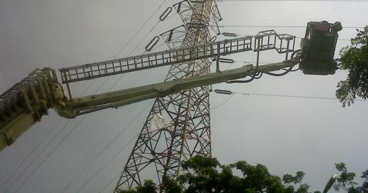 Pria berpakaian 'pocong' nekat memanjat menara SUTET