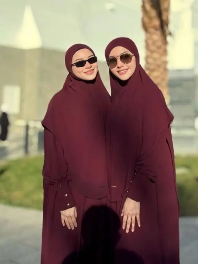 Alyssa Daguise saat berangkat Menjalankan Umrah bareng Maia Estianty kompak pakai abaya maroon. [@maiaestiantyreal]
