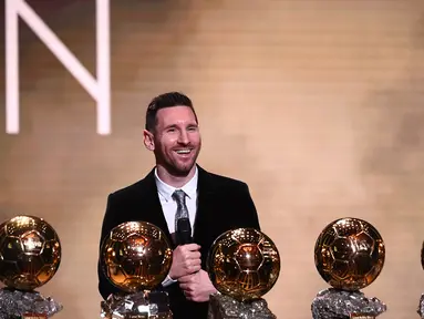 Pemain Barcelona Lionel Messi bereaksi setelah meraih trofi Ballon d'Or 2019 di Chatelet Theatre, Paris, Prancis, Senin (2/12/2019). Messi mengukir sejarah dengan memenangkan Ballon d'Or untuk keenam kalinya. (FRANCK FIFE/AFP)