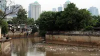 Ceceran sampah terlihat menggenang di Kali Krukut dekat TPU Karet Bivak Jakarta, Sabtu (5/11). Tampak bangunan semi permanen yang dijadikan pemukiman oleh warga di sisi Kali Krukut. (Liputan6.com/Helmi Fithriansyah)