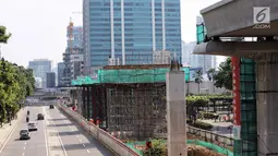 Pemandangan proyek Light Rail Transit (LRT) Jabodebek lintas pelayanan dua rute Cawang-Dukuh Atas di kawasan Kuningan, Jakarta, Senin (18/6). Diperkirakan pengerjaan proyek akan kembali dimulai usai libur cuti bersama Lebaran. (Liputan6.com/Faizal Fanani)