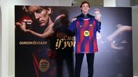 Pemain Inggris, Anthony Gordon, berpose saat presentasi resminya sebagai pemain baru FC Barcelona di Palau Blaugrana Arena di Barcelona, ​​pada 29 Mei 2026. (Josep LAGO/AFP)