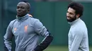 Penyerang Liverpool, Sadio Mane (kiri) dan Mohamed Salah saat sesi latihan di Melwood Training Ground, Liverpool, Inggris (5/3). Pada leg pertama Liverpool unggul 5-0 di Markas Porto. (AFP Photo/Anthony Devlin)