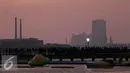 Sejumlah pengunjung memadati kawasan Ancol untuk menikmati matahari terbenam,  Jakarta, Sabtu (31/12). Tak hanya menikmati indahnya senja, selain itu banyak pula pengunjung yang bermain pasir dan berenang. (Liputan6.com/Angga Yuniar)