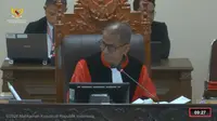 Hakim MK Saldi Isra menyidangkan sengketa Pileg 2024 yang diajukan caleg PSI. (Foto: Youtube Mahkamah Konstitusi RI)