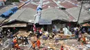 Sejumlah petugas saat membongkar Pasar Karang Anyar, Jakarta Pusat, Rabu (16/9/2015). Pemprov DKI beralasan pembongkaran dilakukan karena para pedagang berjualan di atas saluran air. (Liputan6.com/Gempur M Surya)