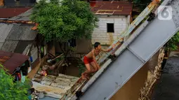 Seorang anak menaiki jembatan sebelum melakukan aksi lompat di Jembatan Ciliwung Kalibata, Jakarta, Selasa (25/2/2020). Beberapa anak nekat bermain air dengan lompat dari atas jembatan Ciliwung Kalibata, Jakarta, Selasa (25/2/2020). (merdeka.com/magang/Muhammad Fayyadh)