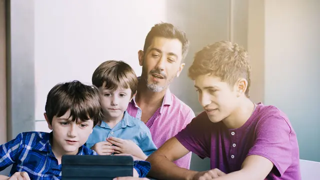 Alasan Peran Ayah Penting dalam Mengedukasi Seks pada Anak Laki-Laki [Dok/freepik.com]