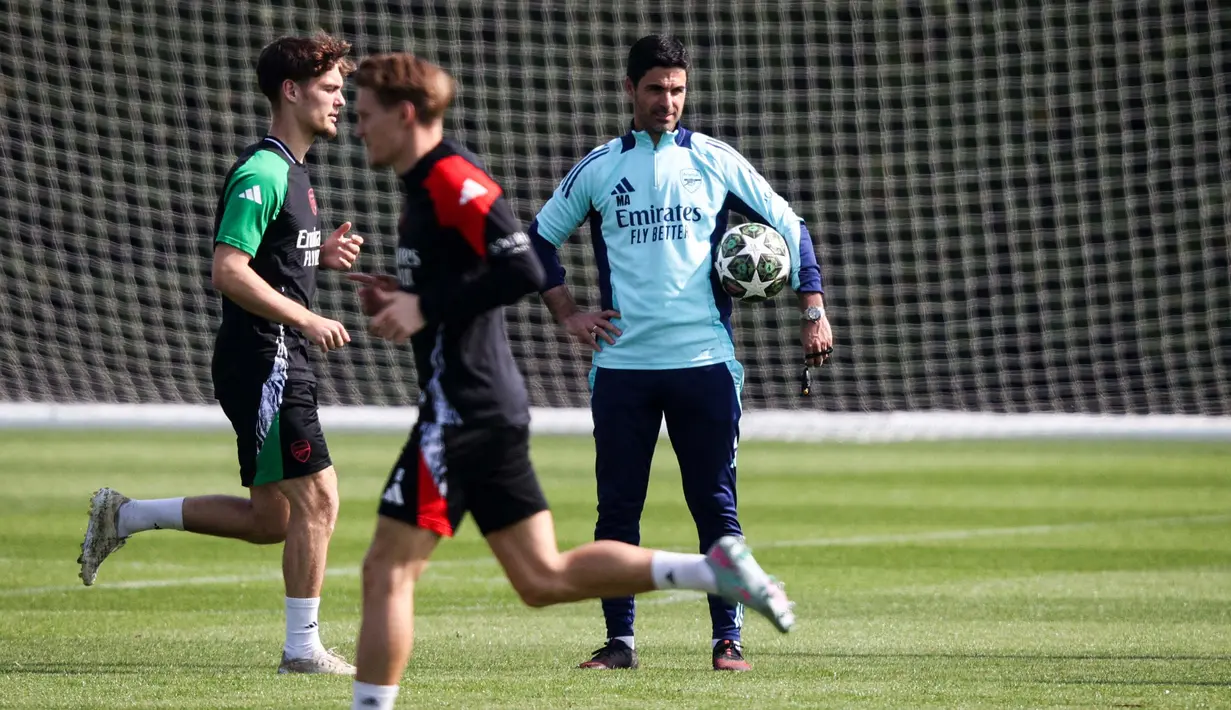 Latihan ini bagian persiapan Arsenal menghadapi Paris Saint Germain (PSG) pada pertandingan leg pertama semifinal Liga Champions 2024/2025. (Adrian DENNIS/AFP)