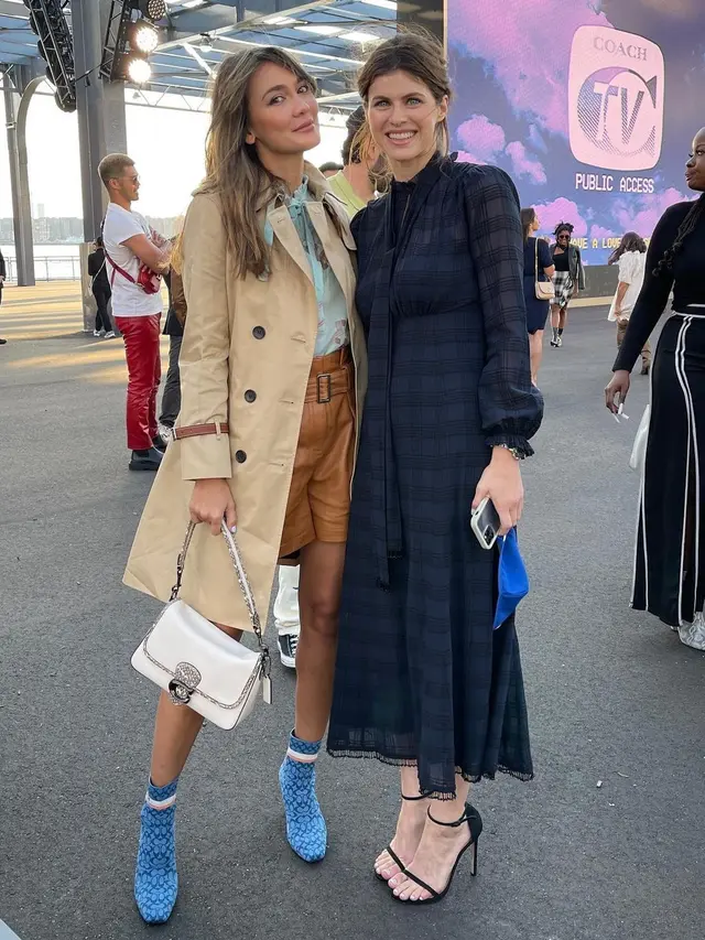 Pesona Cantik Luna Maya dengan Busana Retro di Coach Runway New York Fashon Week