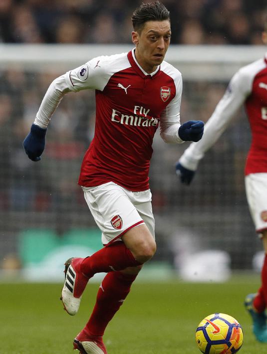 4. Mesut Ozil (Adidas Predator 18+) - Meski meraih kekalahan dari Tottenham Hotspur, namun Gelandang Jerman tersebut tampil impresif dengan senjata baru dari Adidas. (AFP/Adrian Dennis)